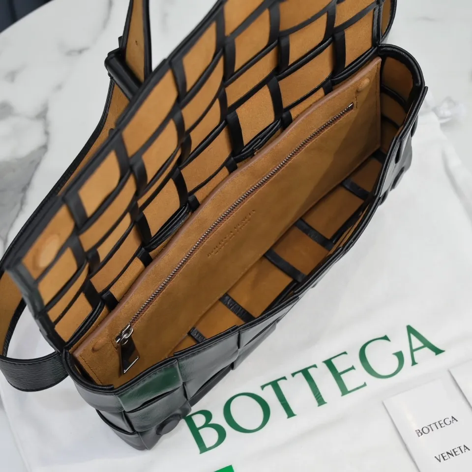 #B家 Rubik's cube woven bag has a simple triangular 🔻 design on the shoulder strap. It is officially introduced as a crossbody bag, but it can be used as a chest bag, a waist bag or in the hand. It feels great in the hand, and the shoulder strap can also be used as a belt. This design is relatively niche and not easy to hit! Men's bags are really popular these days. They are unisex and can also be used as couple's styles👩‍❤️‍💋‍👨. The shape is a classic lntrecciato woven design, with magnetic buckle, waxed calfskin + suede lining, showing classic elements, low-key without losing quality🧚🏻‍♀️ Size: 24x14x4cm 6712#